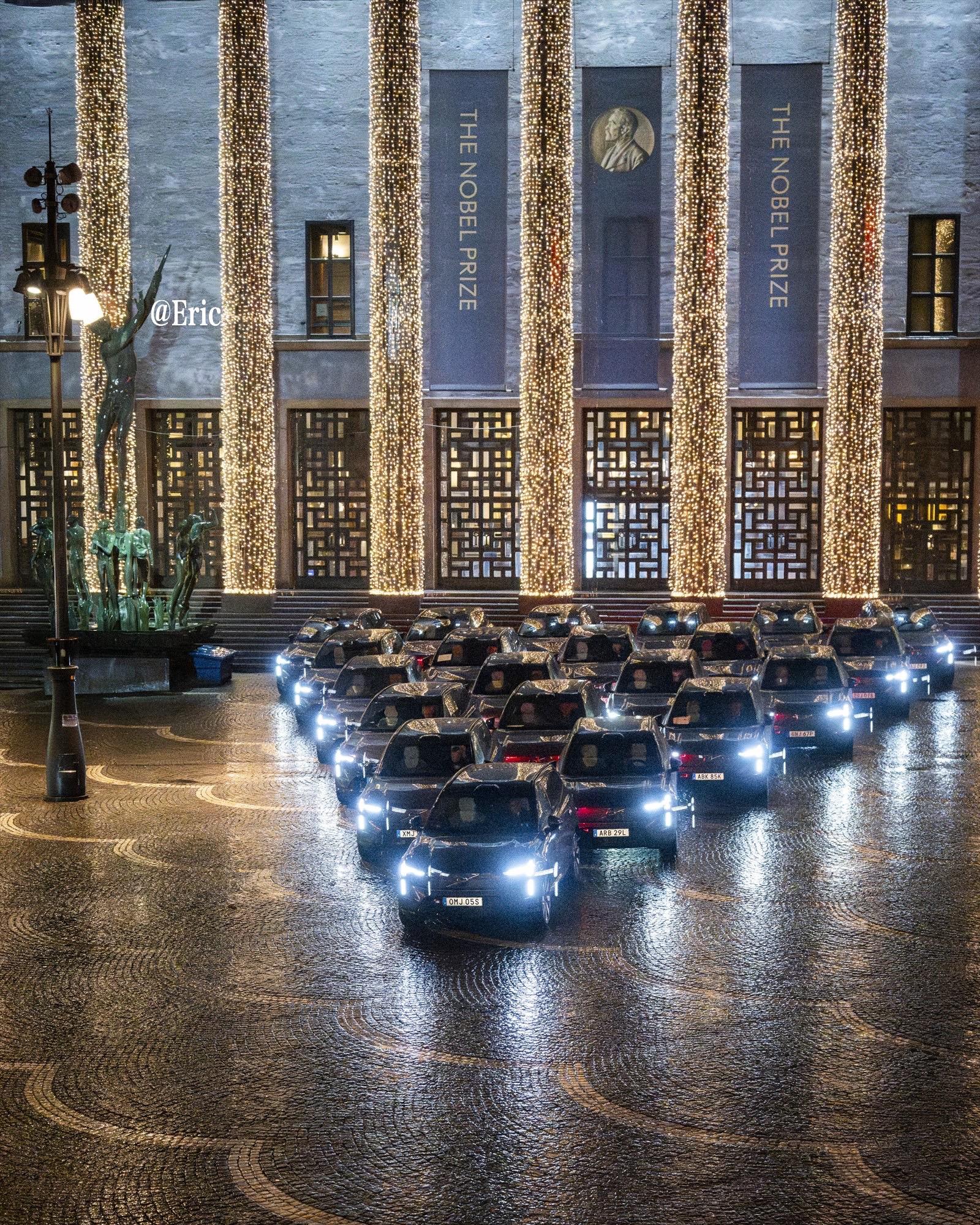 2025瑞典诺贝尔周。官方用车依然是沃尔沃；但相比往年的车型，今年的E...