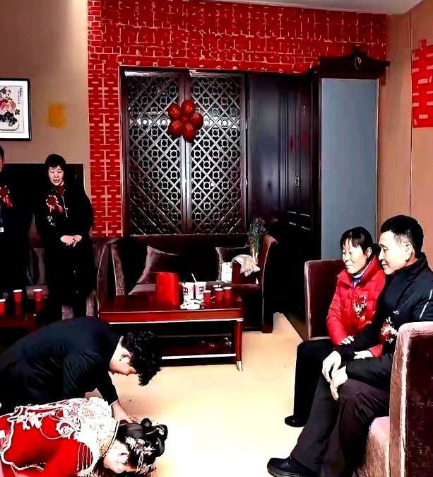 婚礼现场，新人突然提出要48000元改口费，不然就不喊妈。妈妈听了，啥都没说，