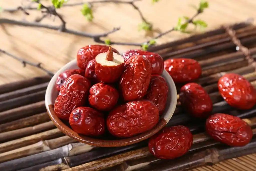红枣又火了！医生提醒：糖尿病人常吃，血糖或出现波动最近，红枣又火了！无论是炖