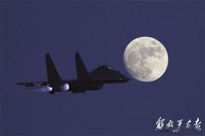 《解放军画报》2026年第6期刊登一组图文。空军航空兵某部夜训，红蓝双方进行了编