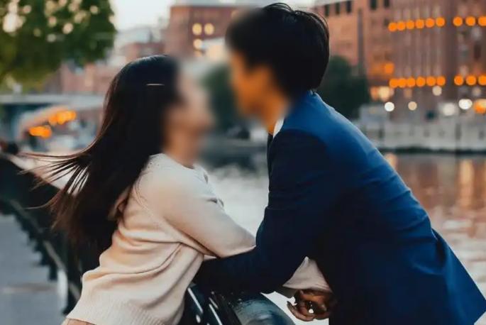 要钱不要脸！福建厦门，女子和男子恋爱不到10天，就给男子转了127000余元，男