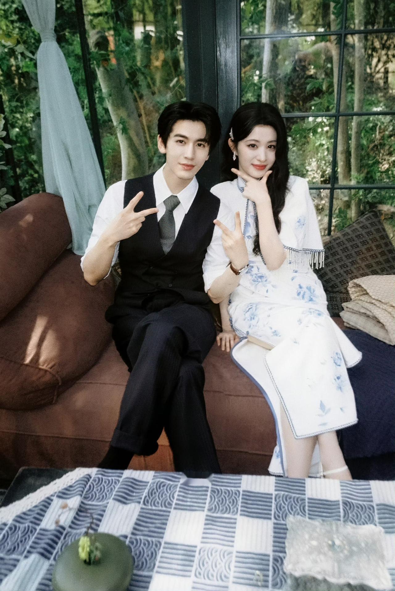 当看到这张合照的时候，我突然想起了641天前Gucci秀场的那个夜晚。那时