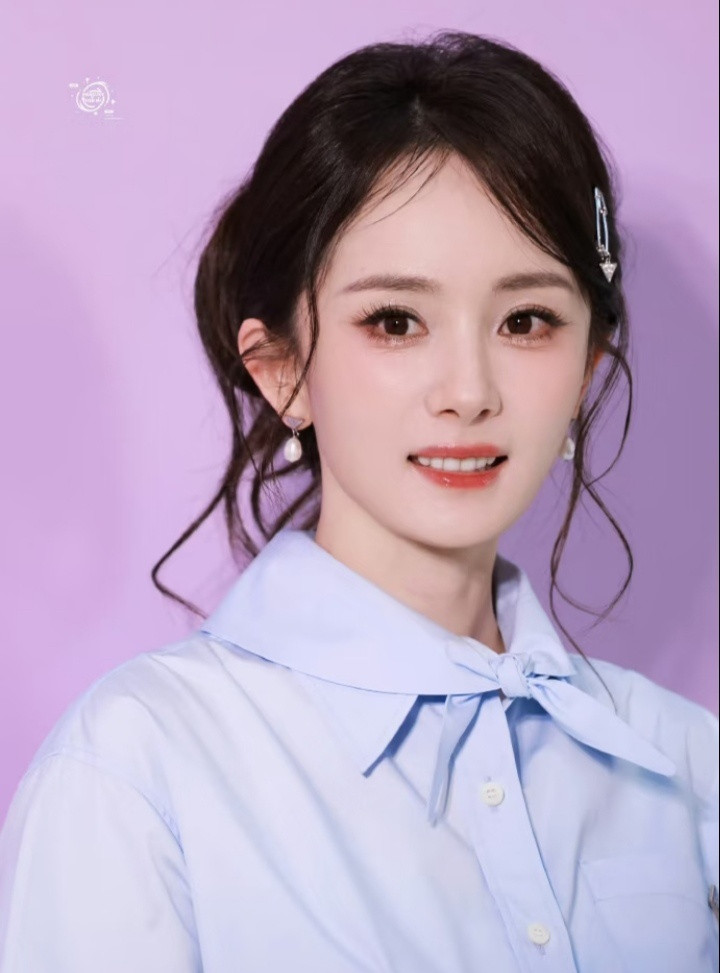 1.冯绍峰不怎么跟儿子相处，日常基本上就是钱到人不到，而且身边佳人不断，导致他儿