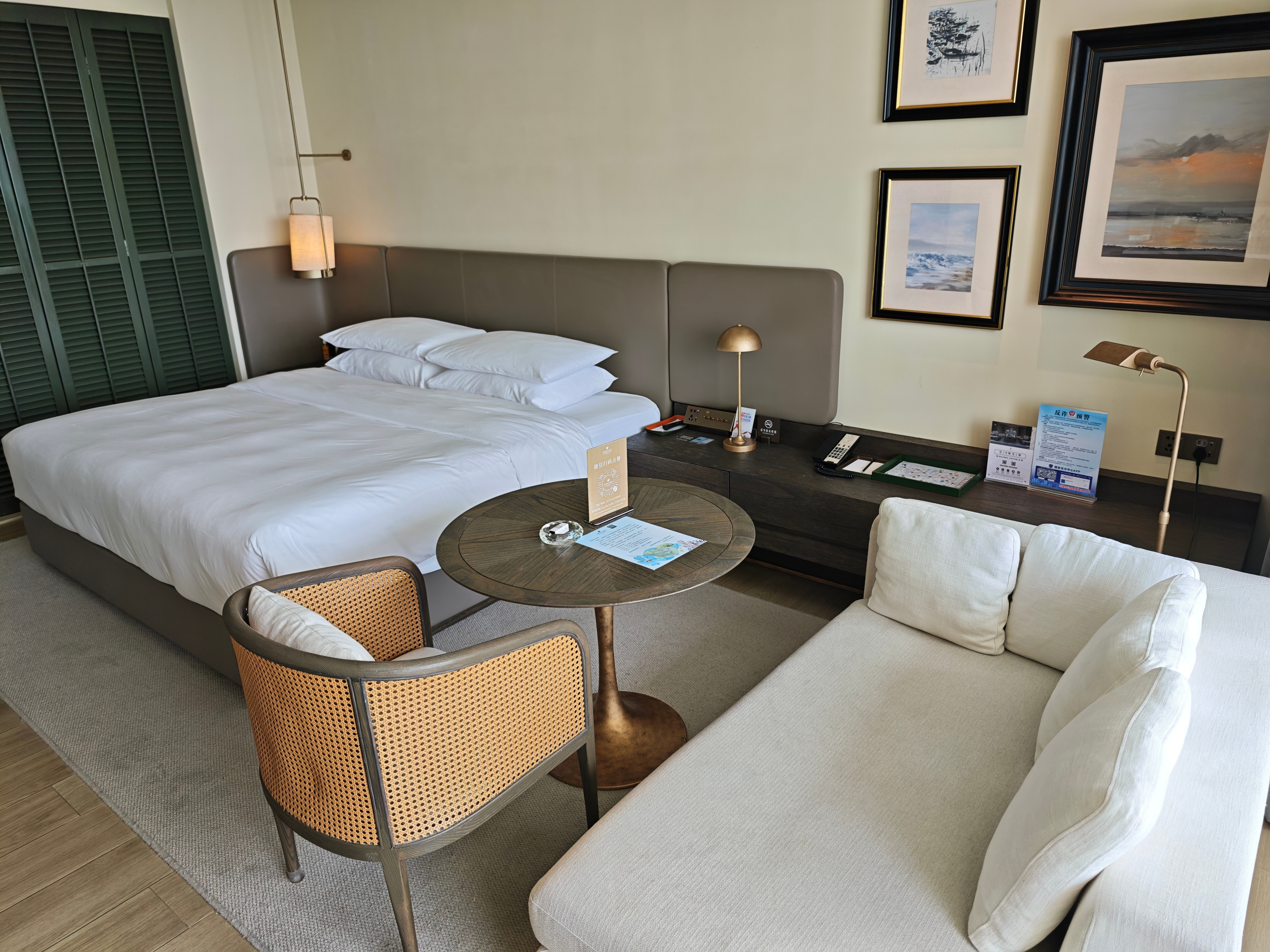 在北海入住的是房间最大的亮点就是大阳台海景房，面朝大海，春暖花开，视野非常棒。酒