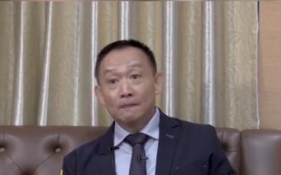 真是一记响亮的回旋镖！当年卢麒元天天喊着要管住“资本外流”、征收离境税，多少人觉