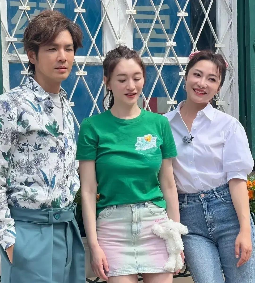 李小冉和钟汉良旁边女的是谁？非常有气质