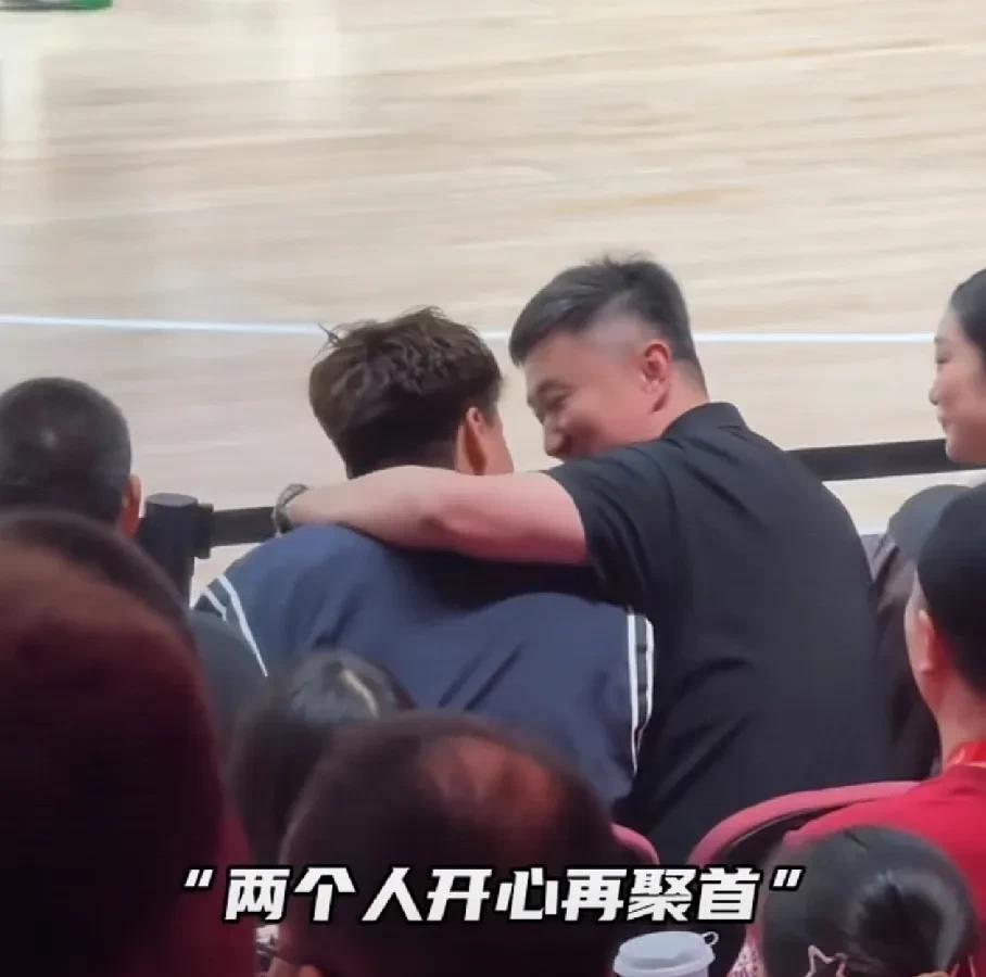 杜锋赵睿师徒情深！今天晚上19：00，耐高总决赛在北京五棵松体育馆举行！三位知