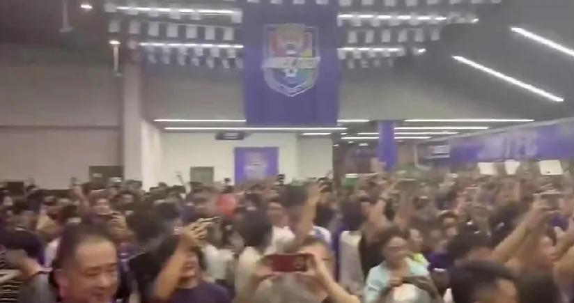 魔怔了，这家球迷怎么老骂人津门虎的球迷素质都这么低的吗？比赛过程中一直在谩骂成