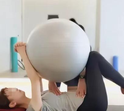 “这就是偷腥的下场！”广东，一男子意外发现妻子与健身教练私通。他没有当街撒泼