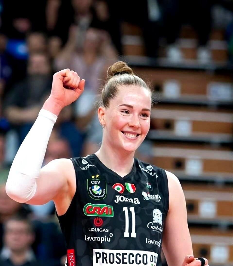 完了，一个王朝可能就这么要散了，科内利亚诺女排的球迷这几天怕是睡不好觉了。去