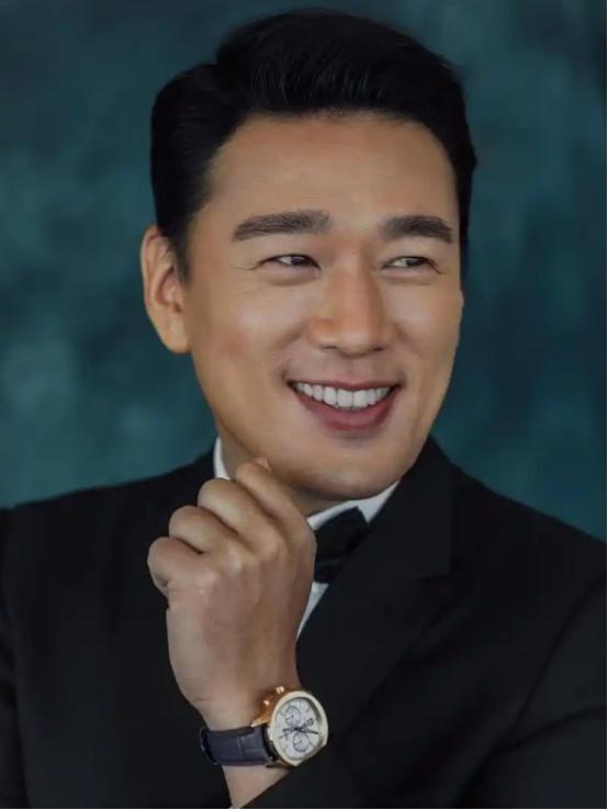 🌙当年，王耀庆为了打游戏4个月不出门，买8台电脑，20个账号。可是女房东收租时