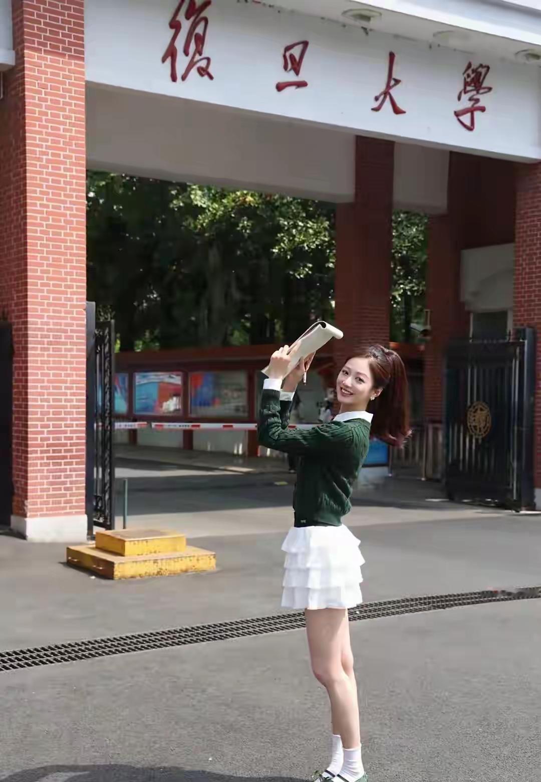 复旦校花冯琳，主持人节目状态真好。