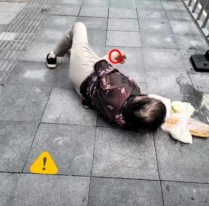 一句"不是我撞的"，值多少钱？杭州62岁阿姨摔倒躺在路边25分钟，路人不敢