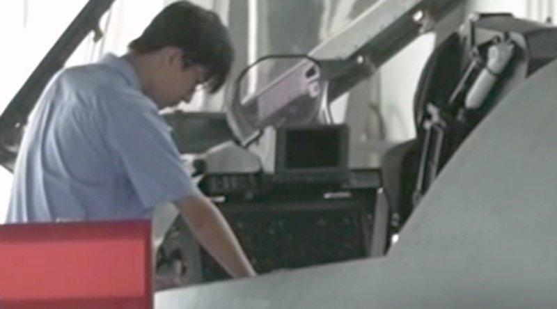 歼-35A空军型驾驶舱的单个一体化大屏幕，单个屏幕取代了传统仪表盘，属于全触控操