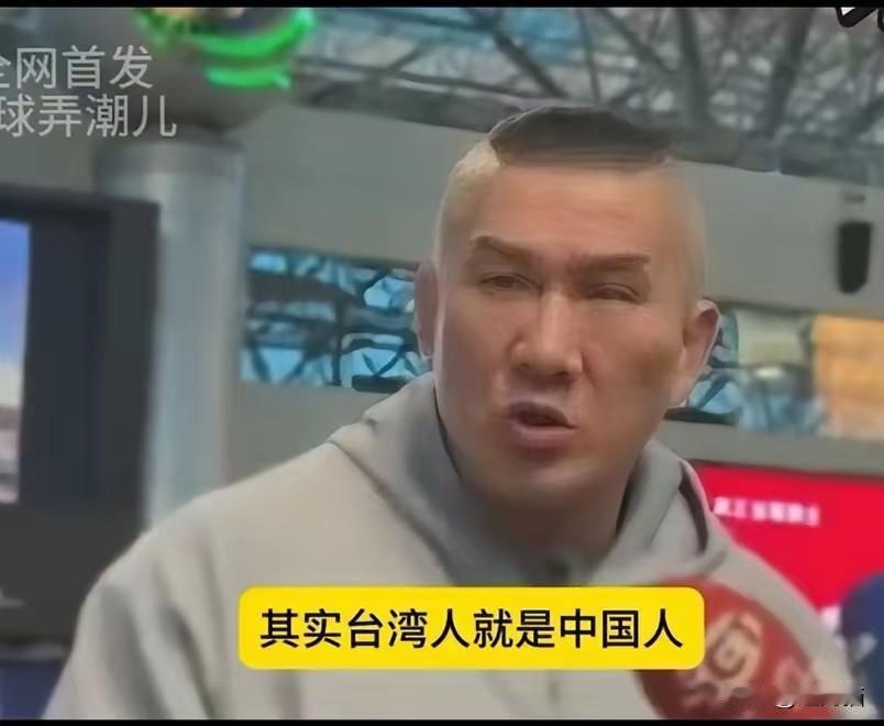 台湾著名网红馆长陈之汉乘飞机到达北京。就在刚刚,馆长在机场接受了媒体采访。他说此