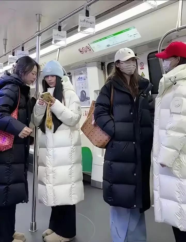 街上现在一眼望去全是长羽绒服，连地铁口卖烤红薯的大姐都换了长款。去年还满屏冲锋