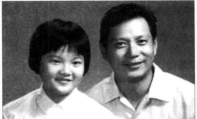 1976年，洪君彦与朱一锦再婚，当时，章含之正在接受隔离审查。年仅15岁的洪晃，