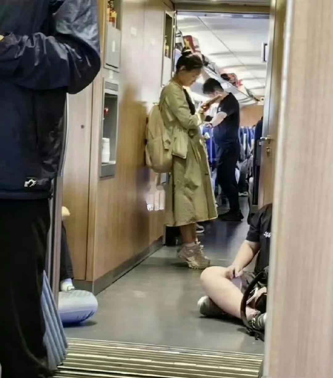 为什么在高铁上一直在垫脚，是有什么深意吗