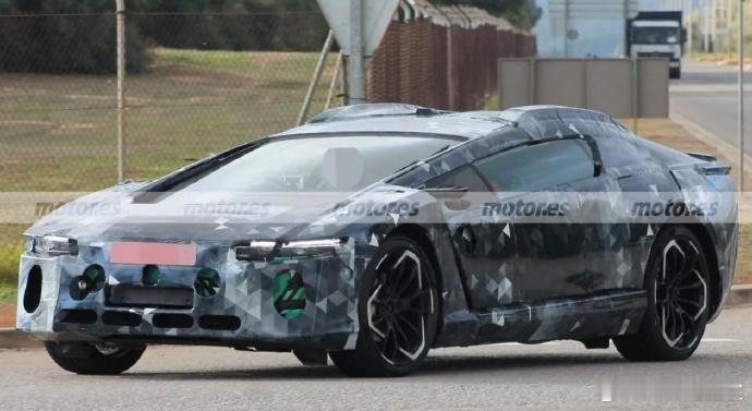 疑似阿斯顿马丁的首款纯电车型曝光。可以看到这台新车造型是非常科幻的，整体呈现出一