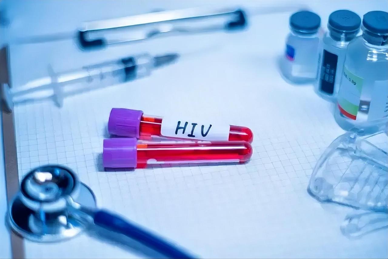 今天门诊一个年轻的HIV向我哭诉，感染了这个病，她觉得她的人生都完了。她不是出去