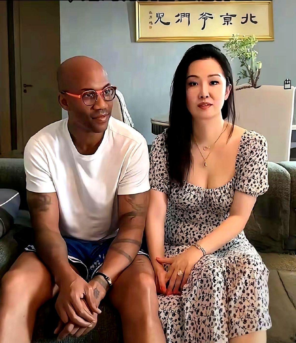 马布里，48岁，刚领着一位中国姑娘去领了证。不是哪位球迷，是唱《中国好声音》的