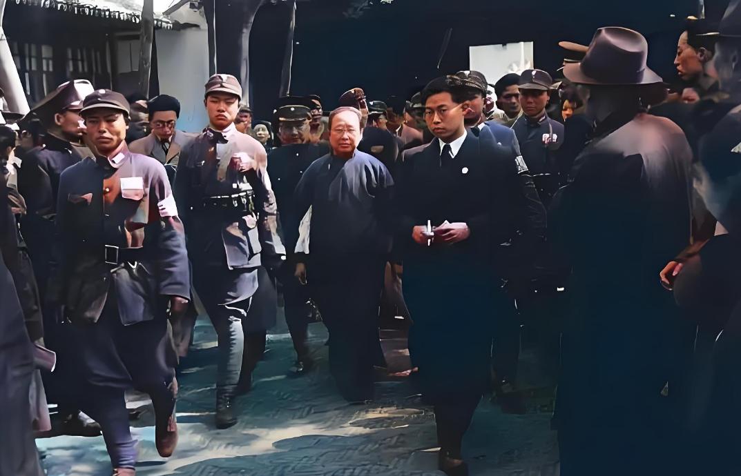 1946年4月，苏州高等法院审判庭上，一个身着男式长衫、别着派克笔、梳着大背头的