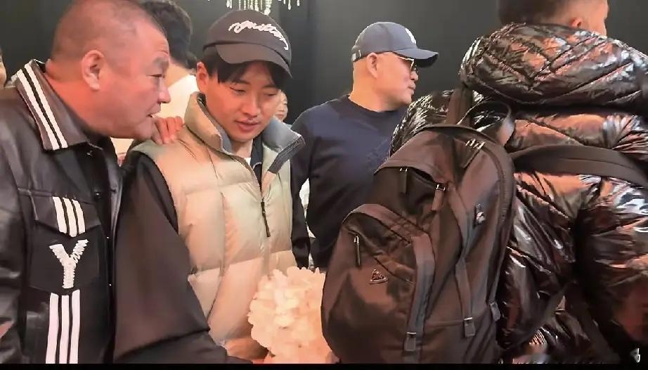 郭德纲一家四口罕见同框依次退场，走在最前面的是王惠，最后面的是郭麒麟！网友说，郭