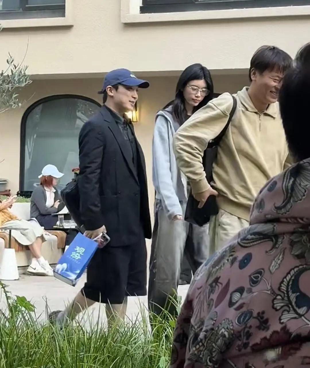 37岁奚梦瑶在上海一家露天餐厅吃饭被偶遇，她现实中真人太美了，身材又高又瘦，皮肤