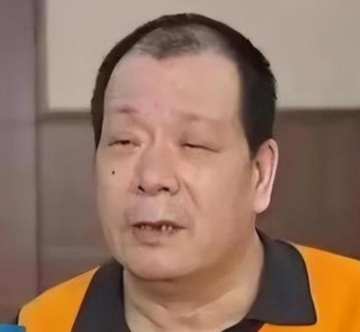 2003年，哈尔滨一位保安用2000元买彩票，第二天一开奖就中了500万。更令人