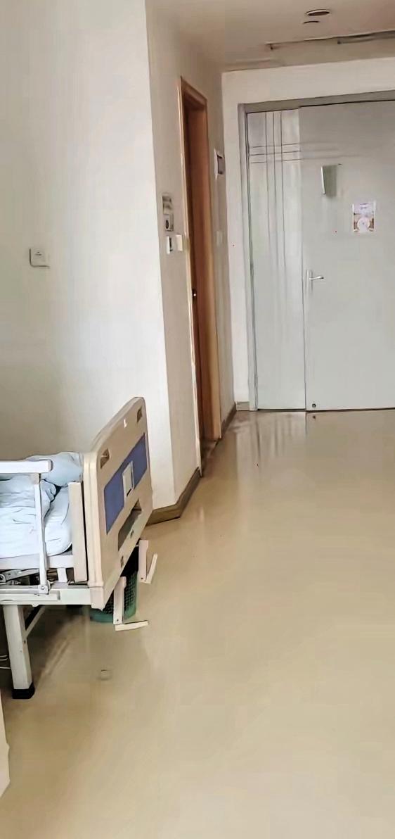 世界之大无奇不有。昨晚一产妇正常生完孩子后，由于会阴撕裂，医生要给她缝针，不知