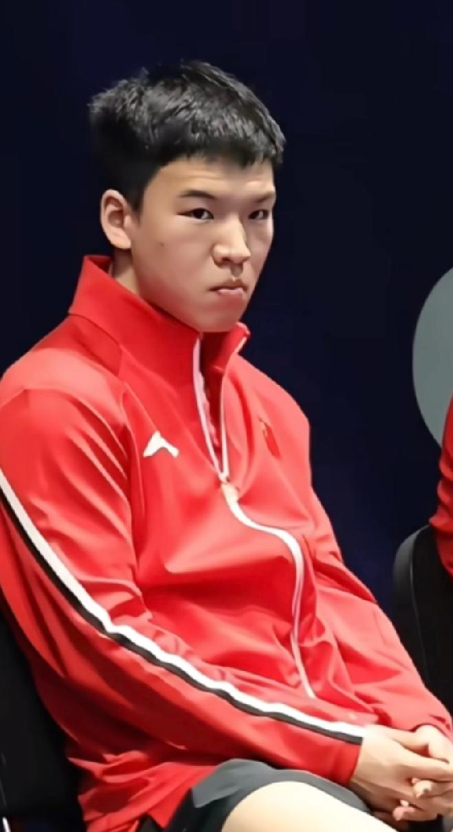 向鹏的替补席，藏着普通人最戳人的倔强镜头扫过替补席，22岁的向鹏正安静坐着