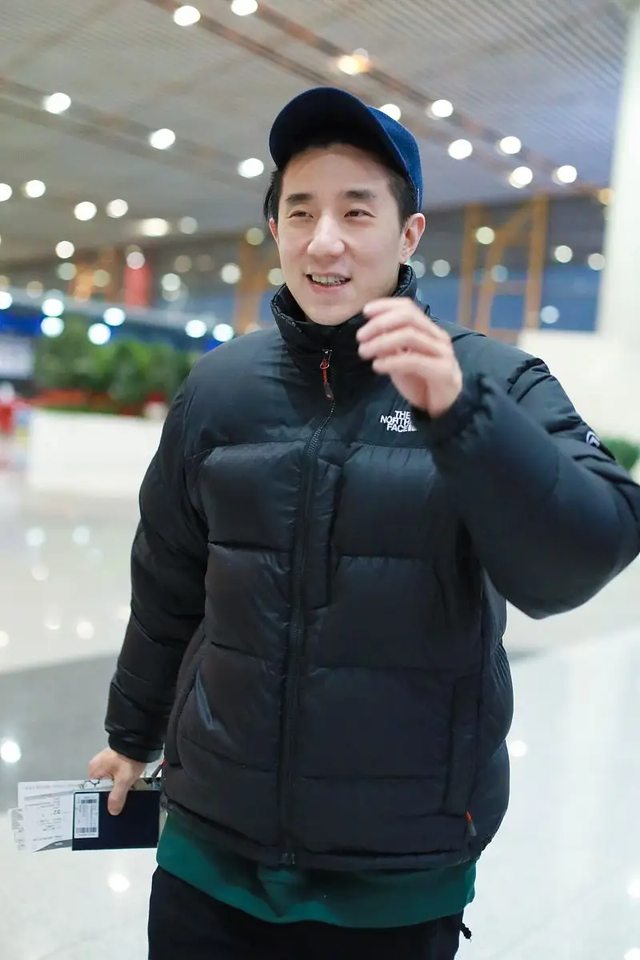 成龙儿子近照曝光,消失10年的他现状定居台北,43岁未婚无子