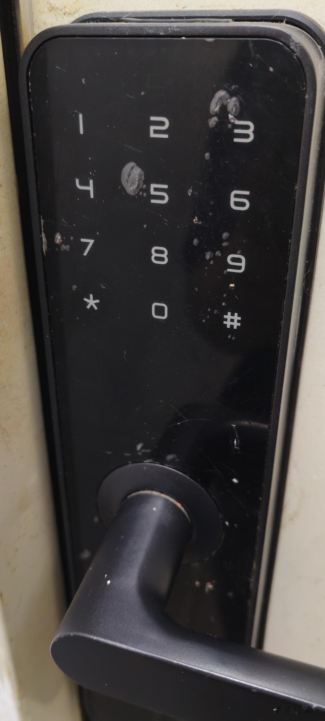 今早不到六点我就到出租屋门口了。和往常一样将电子门锁点亮，准备输入密码。没想到