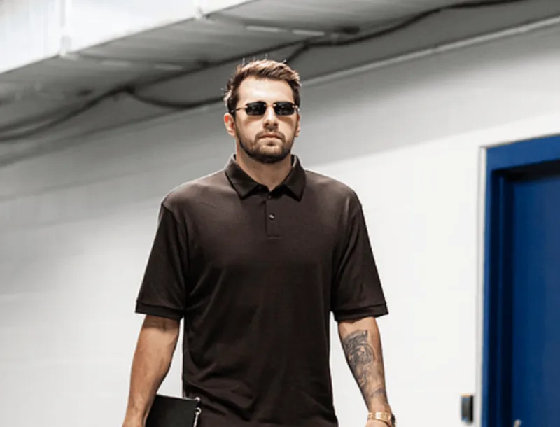 今日，运动医学专家JeffStotts更新称，卢卡-东契奇在对阵雷霆的比赛中疑