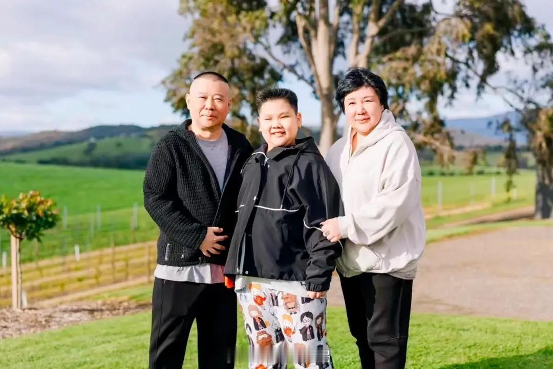 郭德纲10岁小儿子身高长得太像了
