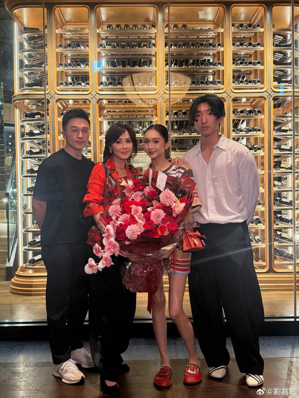 这是刘嘉玲啊！差点没认出来！香港明星真低调～港风明星合影港颱女神