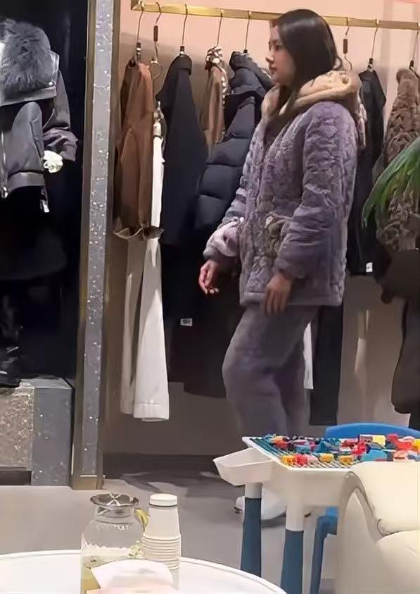 任敏穿紫色“省服”逛商场，网友直呼：太真实了，这就是回家的样子！近日，有网友