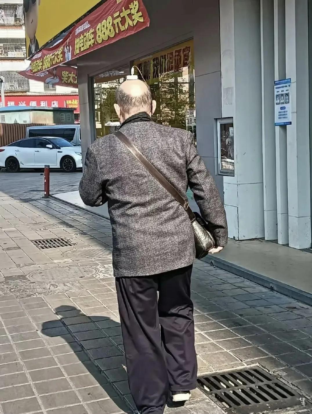 大爷这头上戴了个啥？这是不是就是马斯克说的“脑机接口”。