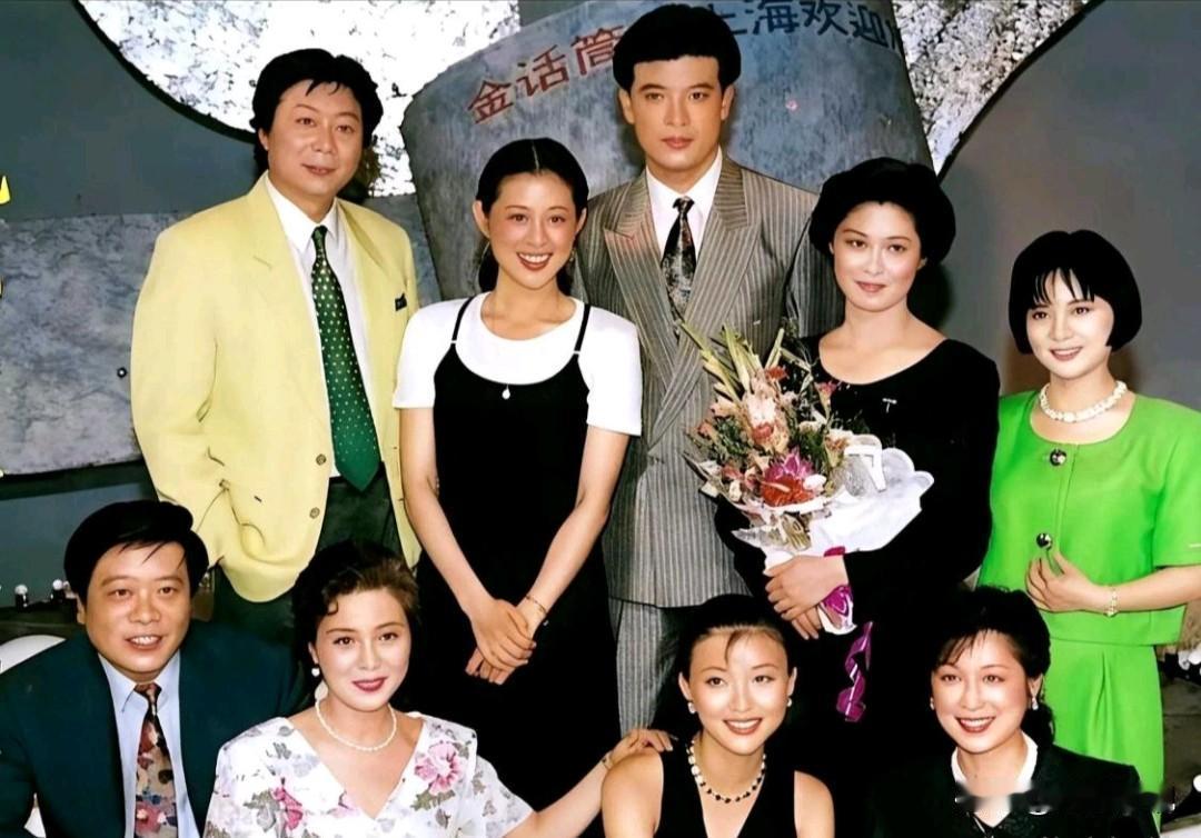 你发现了吗？这张90年代主持人大合影中，手抱鲜花的敬一丹即使穿着朴素，一脸淡妆，