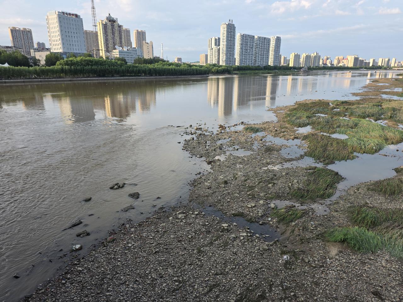 抚顺暴雨前后的浑河河水变化可太大了。暴雨前，浑河河水平静，缓缓流淌。可暴雨一