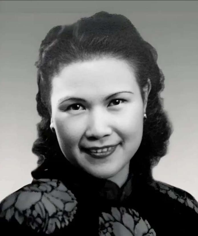 1945年，被关押6年的赵丹出狱，他满心欢喜的找到妻子后，却发现妻子挺着大肚子，