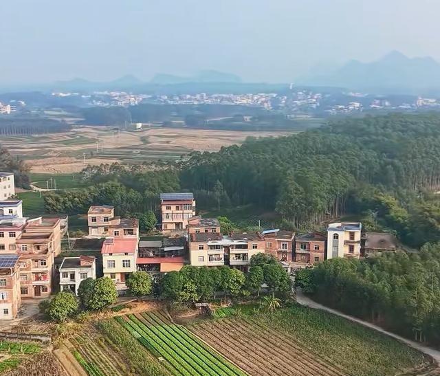 为什么中国没有美国那样的斩杀线？我觉得最大的功劳在农村。你有没有好奇过，美国街头