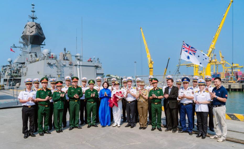 南海搅局者在越南受到热烈欢迎！澳大利亚军舰的156图文巴号护卫舰，3月28日