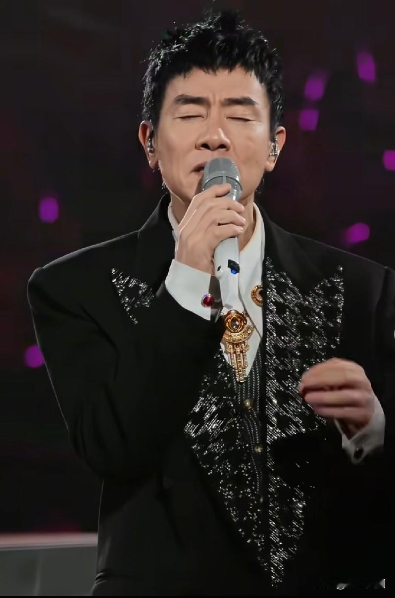 陈小春为什么这么宠应采儿？原因太简单了1、人家给他生了两个儿子，平常人家