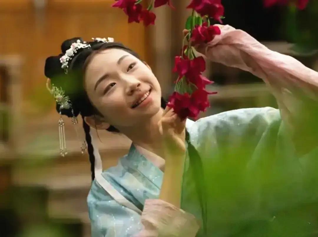 72岁的濮存昕罕见连发三条动态，为自己11岁的外孙女新剧宣传。但是孩子长相却被网