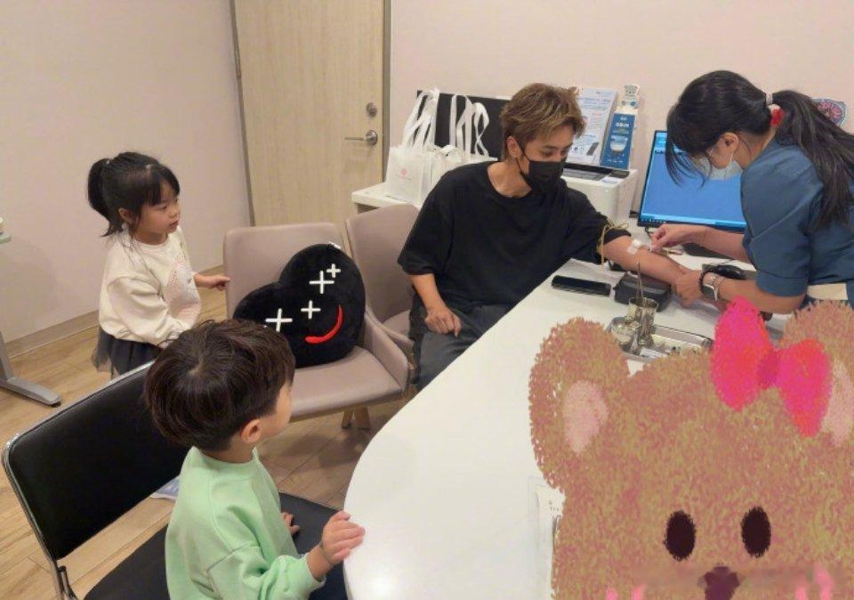 罗志祥经纪人的孩子叫米堡米果，罗志祥是他们的干爹，平时还会陪他们去参加运动会，看