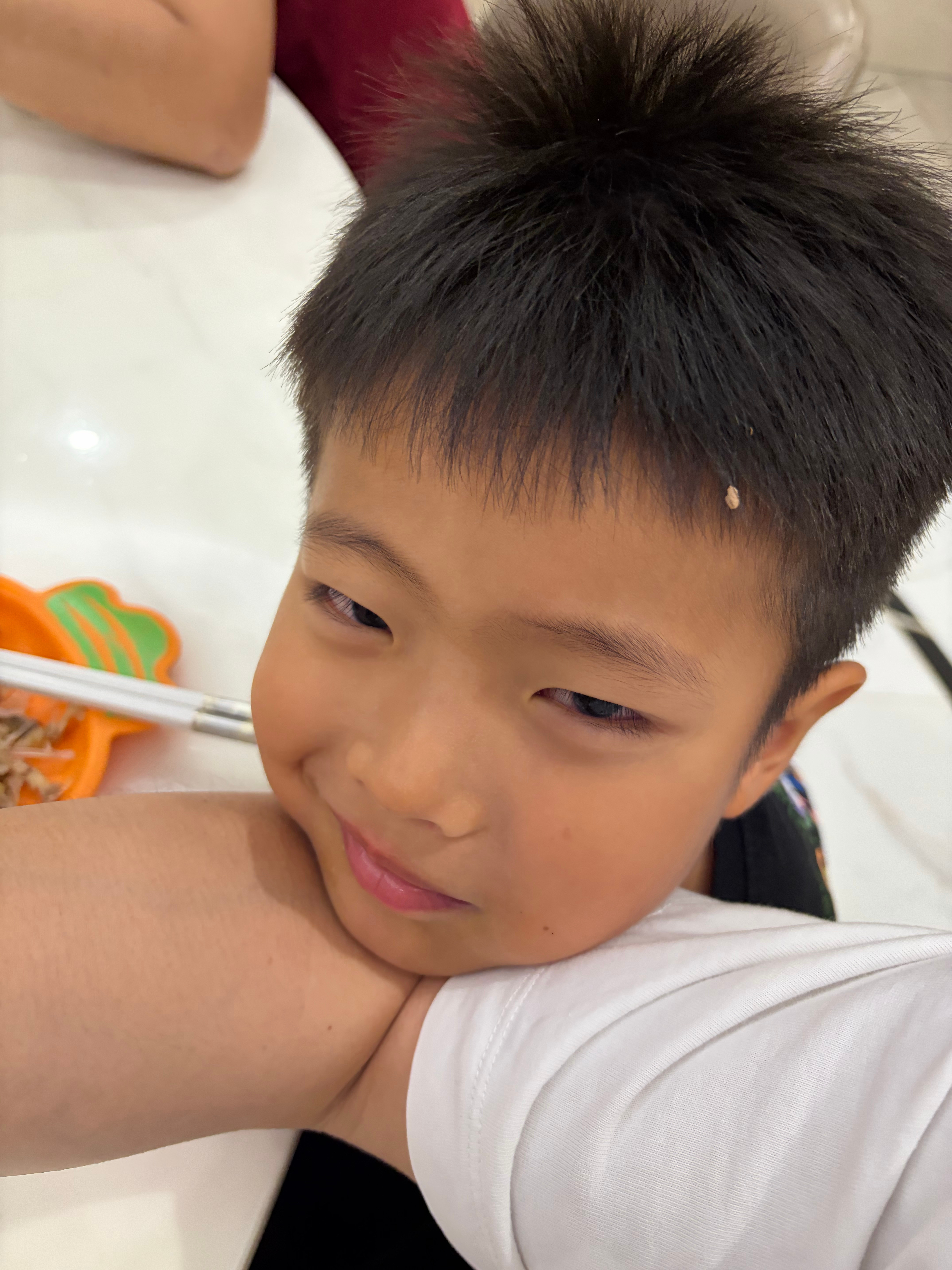 小老三好像变了个样，学游泳晒黑了