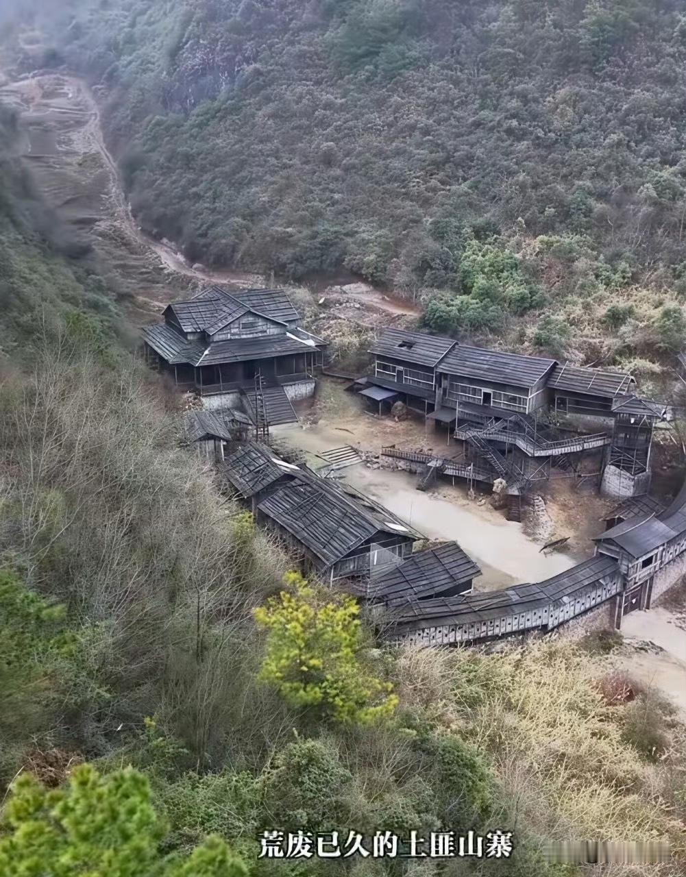 听说是为了拍电影而专门建造的，但是电影拍完了就荒废了。看起来有点可惜了，如果再改