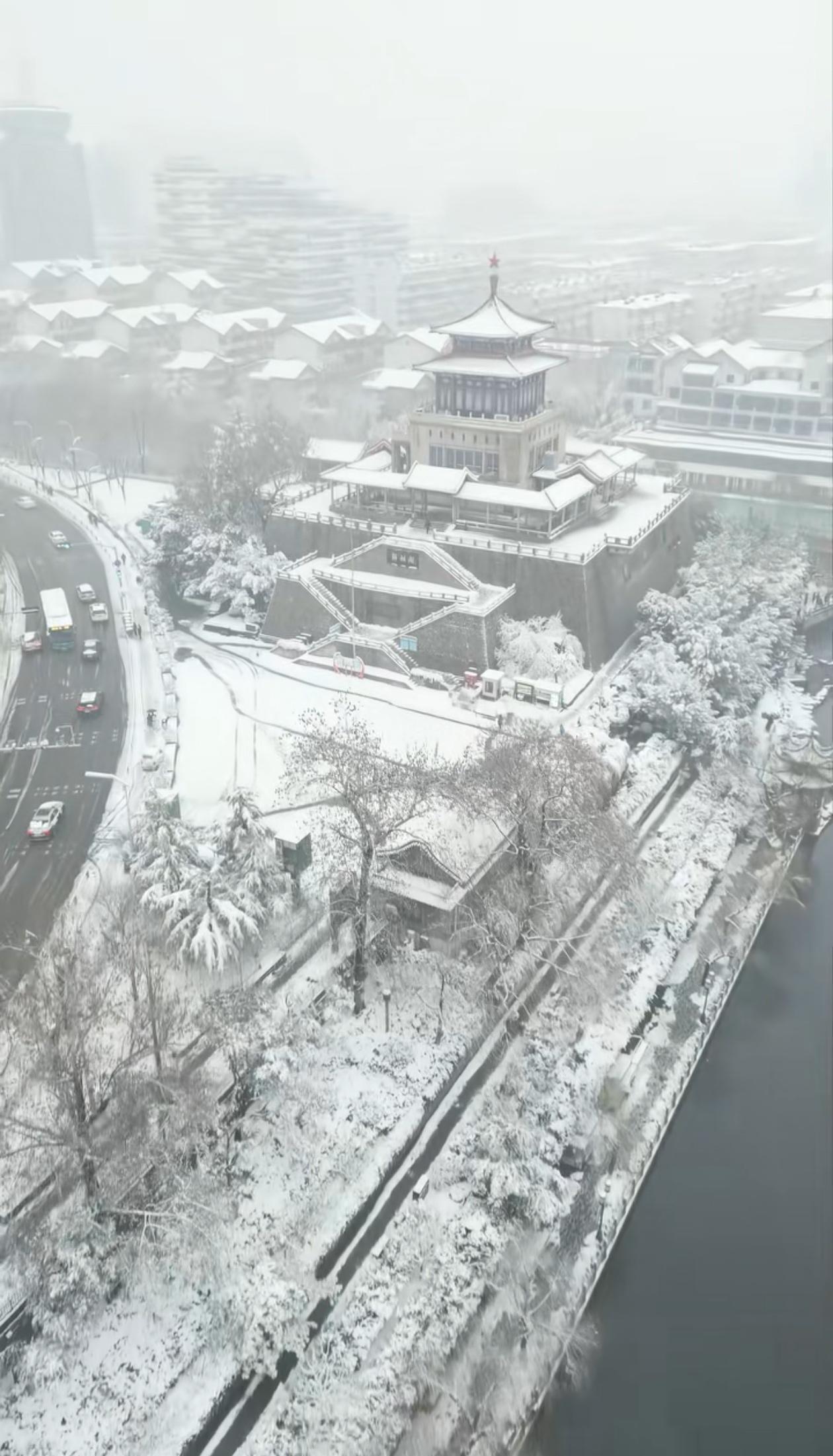 2025年12月12日济南大雪飘飘，雪后济南的景色泉城广场、大明湖、超然楼、