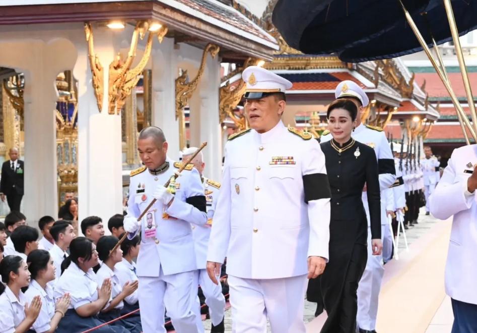 这一妻一妾和泰王一起出门，画面感好似拍影视剧！11月6日泰王带着王后苏提达、贵妃